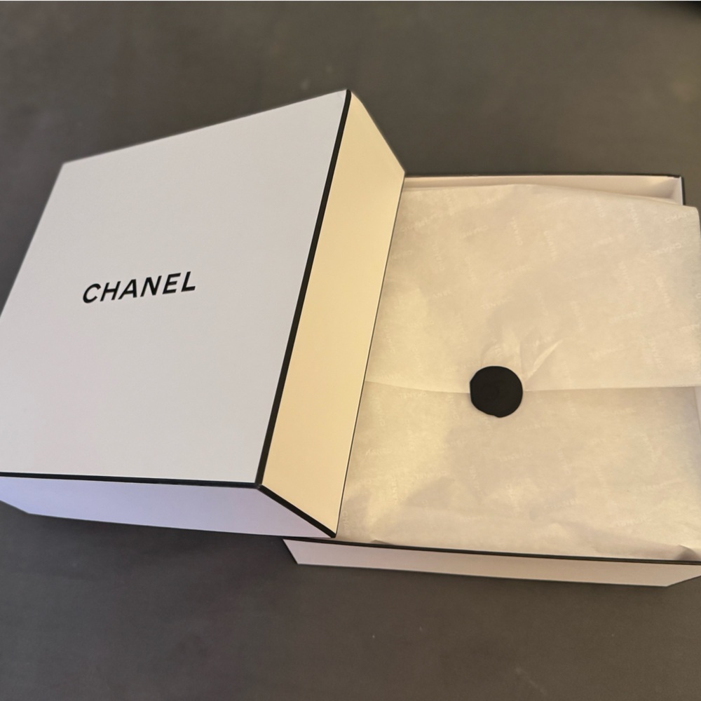 Chanel gift box - Picture 2 of 2